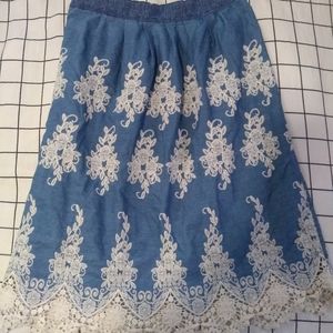 Detailed knee length skirt